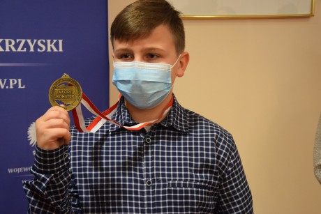 Mateusz Osiak z powiatu włoszczowskiego z medalem "Młody Bohater"