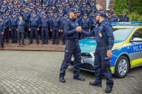 Nasi policjanci przekazali radiowóz kolegom z Kłodzka