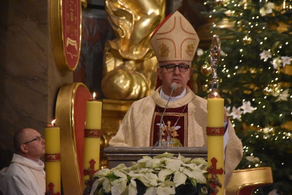 Biskup Jan Piotrowski podczas Pasterki: Im bliżej jesteśmy Jezusa, tym więcej w naszych sercach jest miłości i pokoju