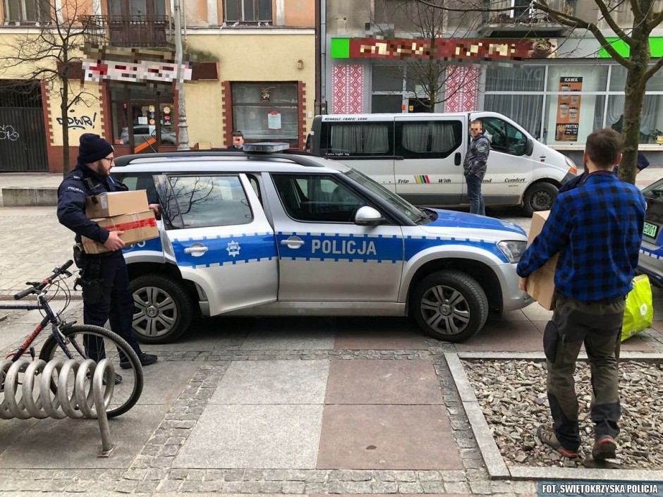 Policjanci pomagają przy transporcie darów dla uchodźców