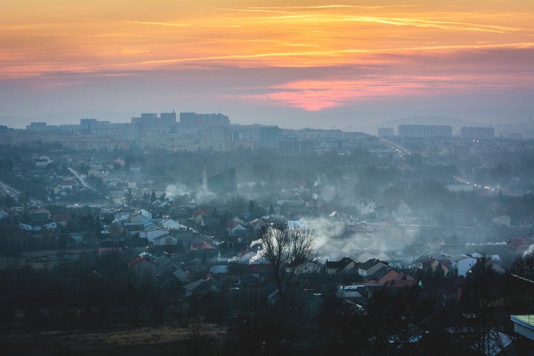 [VIDEO] W czwartkowy wieczór ogromny smog nad Kielcami! Normy przekroczone o ponad 900 procent!