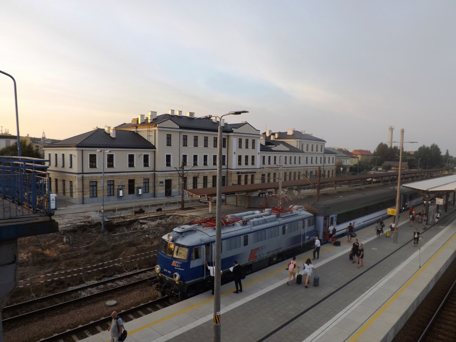 Dworzec PKP w Skarżysku otwarty. Wciąż trwają prace na torach i peronach