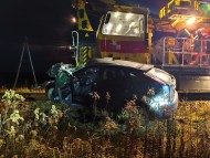 Samochód osobowy zderzył się z pociągiem. Kobieta w ciąży trafiła do szpitala