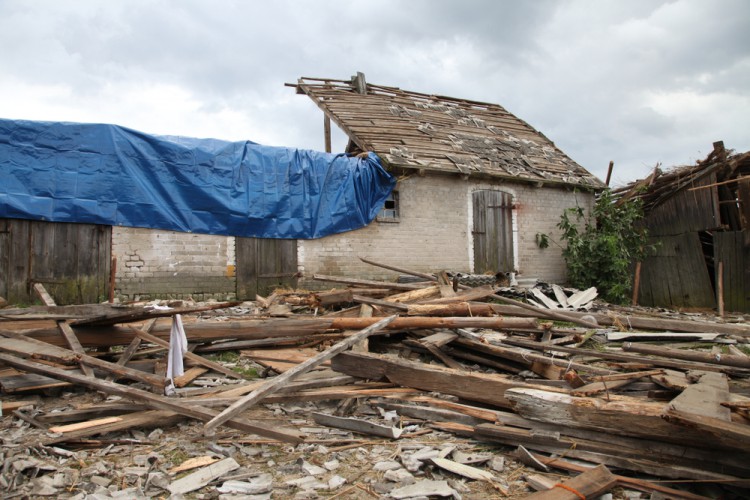 Zerwane dachy, połamane drzewa i brak prądu. W nocy nad regionem przeszła silna wichura