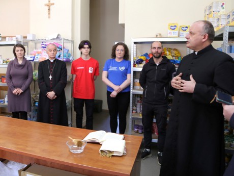 Biskup Marian Florczyk poświęcił Punkt Pomocy dla Uchodźców