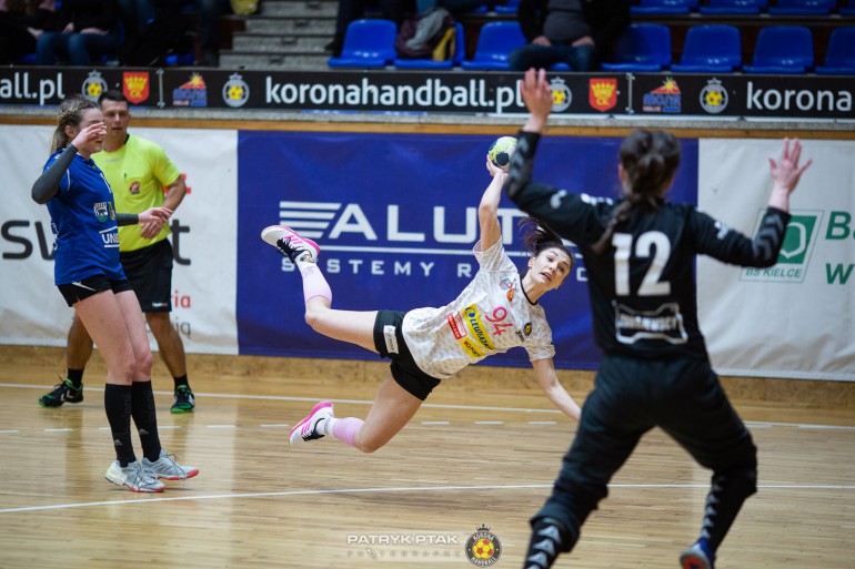 Korona Handball gromi i jest samodzielnym liderem