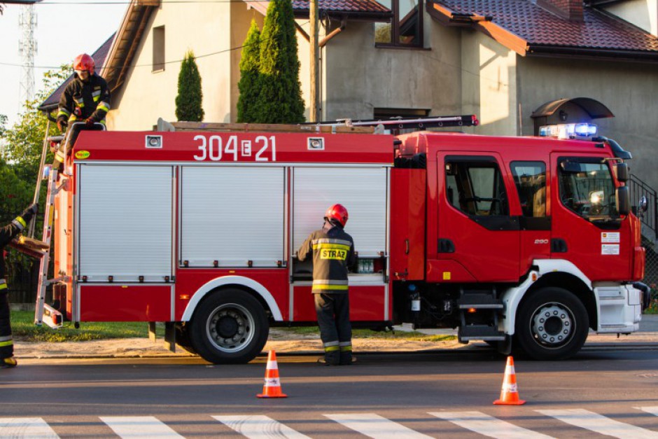 Pożar domu w powiecie ostrowieckim. Na pomoc ruszyło 17 strażaków