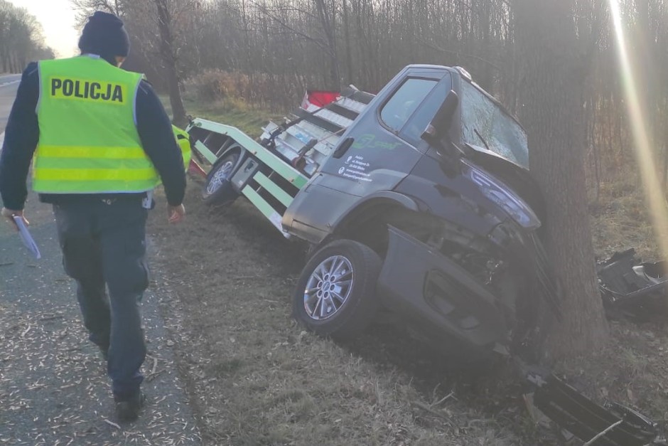 Ciężarówka uderzyła w drzewo, nie żyje kierowca