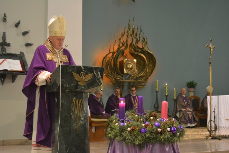 Kardynał Kazimierz Nycz w parafii św. Jadwigi