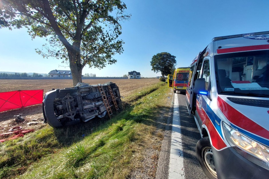 [AKTUALIZACJA] Wypadek w Lechowie. Nie żyją dwie osoby, kilkanaście pod opieką medyków