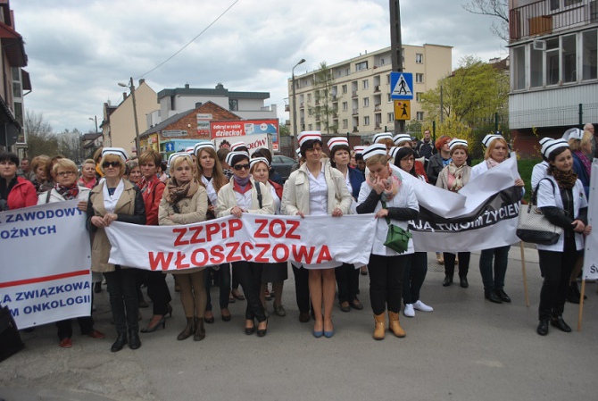 Protest pielęgniarek i położnych w Kielcach