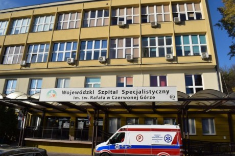 Przełożone zabiegi endoprotez w Czerwonej Górze. Szpital alarmuje o milionowych nadwykonaniach, NFZ odpowiada