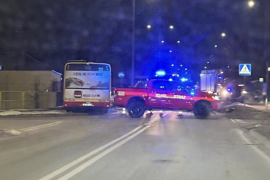 Wypadek z udziałem autobusu miejskiego i ciężarówki. Jedna osoba w szpitalu