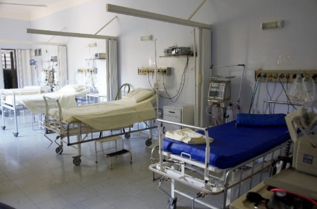 Więcej hospitalizacji z powodu Covid-19. Kolejne szpitale w gotowości