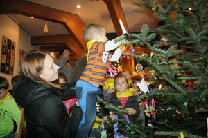 Aktorzy nie ustroili choinki. Zrobiły to dzieci