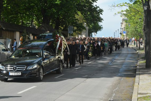 „Był… wciąż jest nietuzinkowy”. Tłumy pożegnały Andrzeja Kozieję