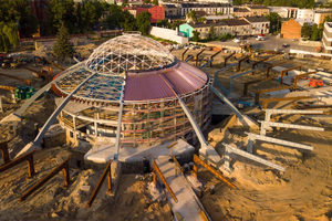 [VIDEO Z DRONA] Praca wre przy remoncie dworca. Dach jest pokrywany blachą miedzianą.