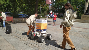 [VIDEO] Pszczółki podróżowały łazikiem marsjańskim po Sienkiewce. I wylądowały na dachu hotelu