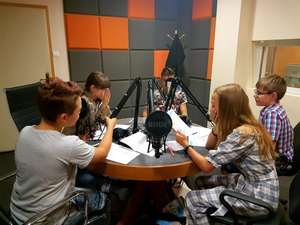 Ruszyły warsztaty medialne w ramach Festiwalu Hurra ART! Najpierw młodzież odwiedziła radio