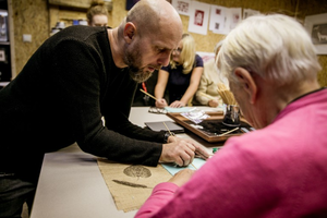 [GALERIA] W Przystani dla Sztuki niepełnosprawni tworzyli kolorowe grafiki na torbach