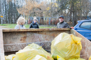 [FOTO] Masa śmieci wokół kieleckiego zalewu. Oni postanowili je posprzątać