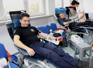 [FOTO] Policjanci oddali krew. Czekolady przekażą do Domu Dziecka