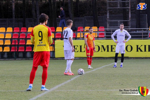 Smyła bacznie przyglądał się dwóm zawodnikom Radomiaka. 