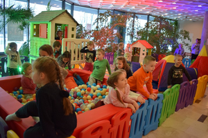 [FOTO] Wyspa Dziecięca w KCK już otwarta. Maluchy cieszą się z nowej przestrzeni do zabawy, rodzice z czasu dla siebie