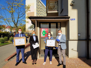 Wicemarszałek Renata Janik przekazuje maseczki dla pracowników i pensjonariuszy DPS-ów