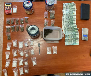 Narkotykowe zatrzymania w Starachowicach. Policjanci przejęli amfetaminę i marihuanę