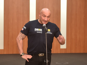 Marcin Najman przekazał swoje rękawice dla Hani. „Marcin jest scyzorykiem