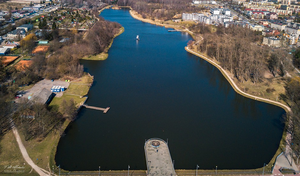 Przerażające odkrycie na kieleckim zalewie: przy brzegu pływały zwłoki człowieka