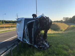 Kolizja na S7. Z busa wypadł… silnik