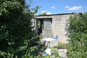 Spalona altana ze śmieciami w środku ogródków działkowych. „Nie możemy nic zrobić”