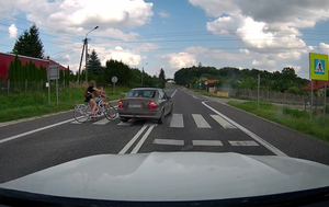 [WIDEO] O włos od tragedii na pasach. Kierowca niemal potrącił dwie rowerzystki