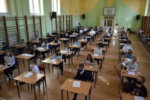 Finał patriotycznego dyktanda w „Kostce”. Przyjechali najlepsi uczniowie w województwie