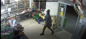 Szarpał ekspedientkę i ukradł pieniądze. Policjanci proszą o pomoc w ustaleniu sprawcy