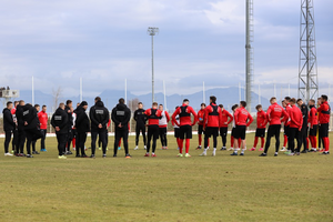 Korona gra sparing z mocnym rywalem