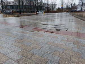 [VIDEO] Dramatyczny stan placu Moniuszki. Remont… dopiero na wiosnę