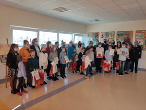 [ZDJĘCIA] Mali artyści i bohater odznaczeni