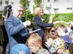 Razem z przedszkolakami posadzili miododajne krzewy