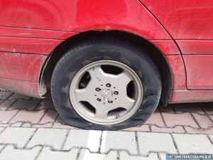 Pijana jechała z przebitym kołem… pod prąd