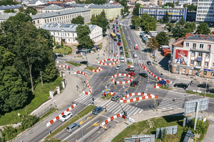 [WIDEO] Trwa remont na Ogrodowej. Samochody jeżdżą po tymczasowym rondzie