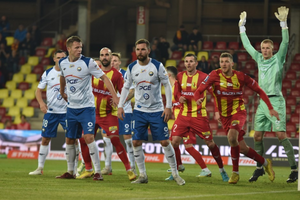 Położenie Korony jeszcze trudniejsze