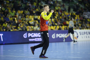 Industria Kielce wywiązała się z roli faworyta. Udany debiut młodego bramkarza