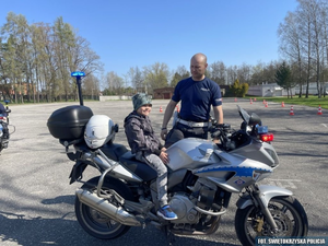 Pokaz tresury psów służbowych i pobieranie odcisków. Przedszkolaki w komendzie