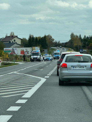 Utrudnienia drogowe na DK 74. Wypadek w Miedzianej Górze