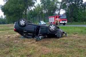 Groźne dachowanie pojazdu
