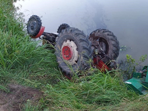 Ciągnik rolniczy wpadł do wody. Nie żyje mężczyzna