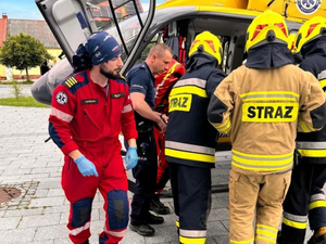 W trakcie obchodu pomógł seniorce z udarem